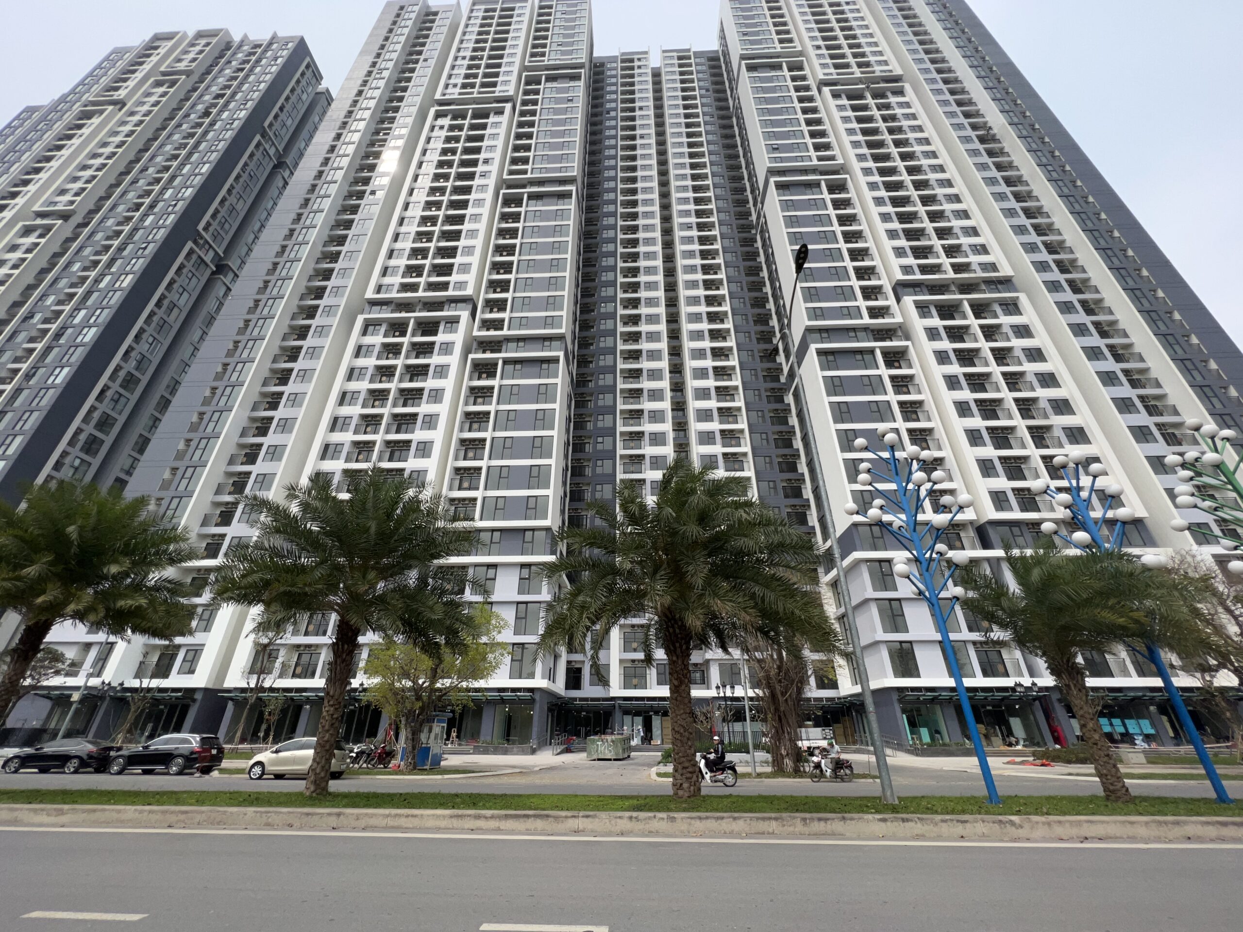 Bán căn shop chân đế lô góc mặt trước sảnh toà V2 vinhomes smart city.